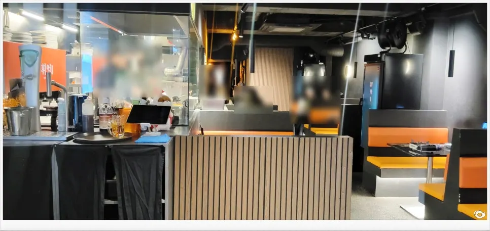 Kursi di kedai minum dengan pencahayaan lembut