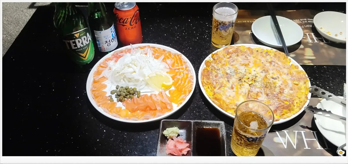 Satu piring cured salmon sashimi yang diiris tebal