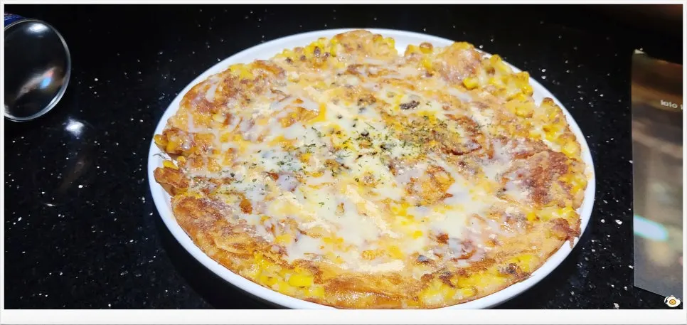 Corn cheese jeon dengan permukaan kecokelatan