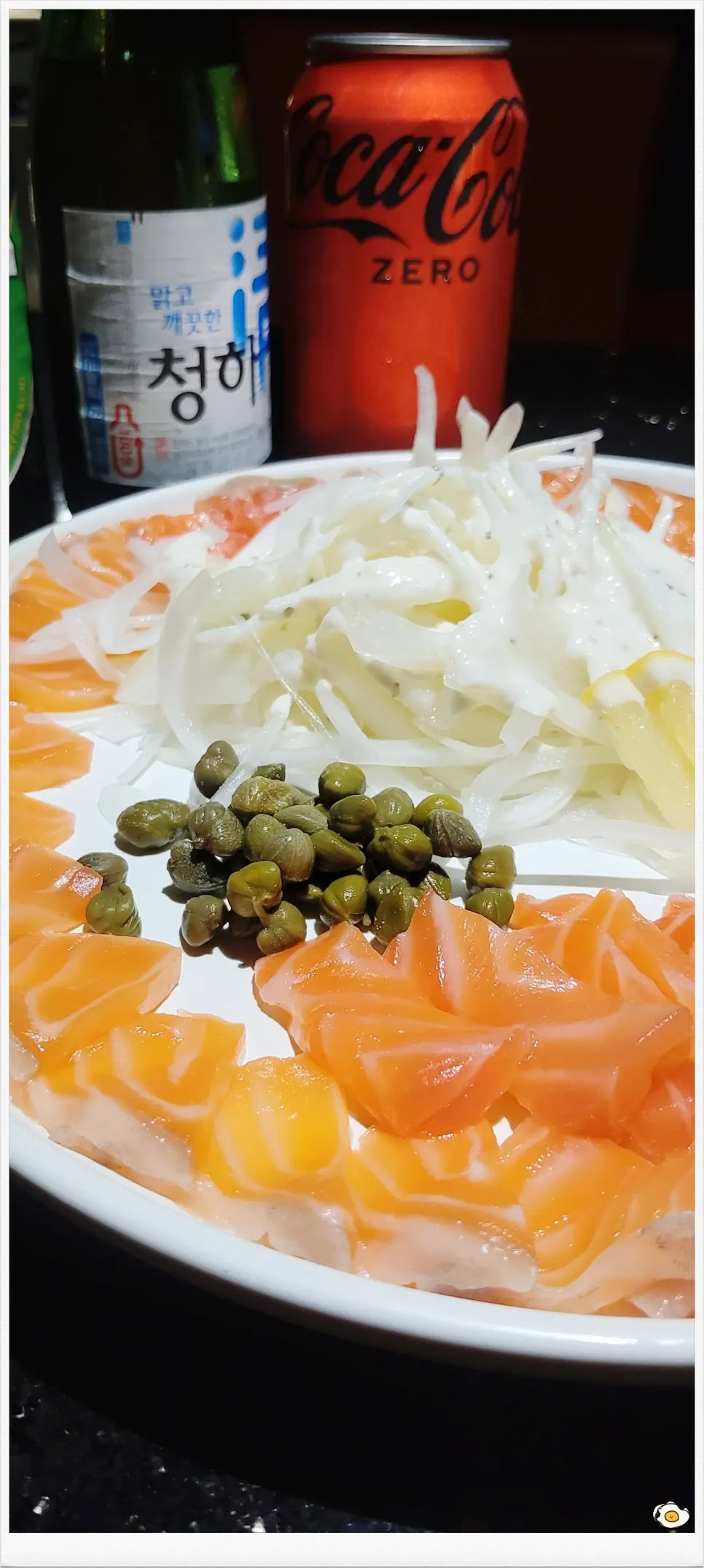 Meja dengan anju dan minuman