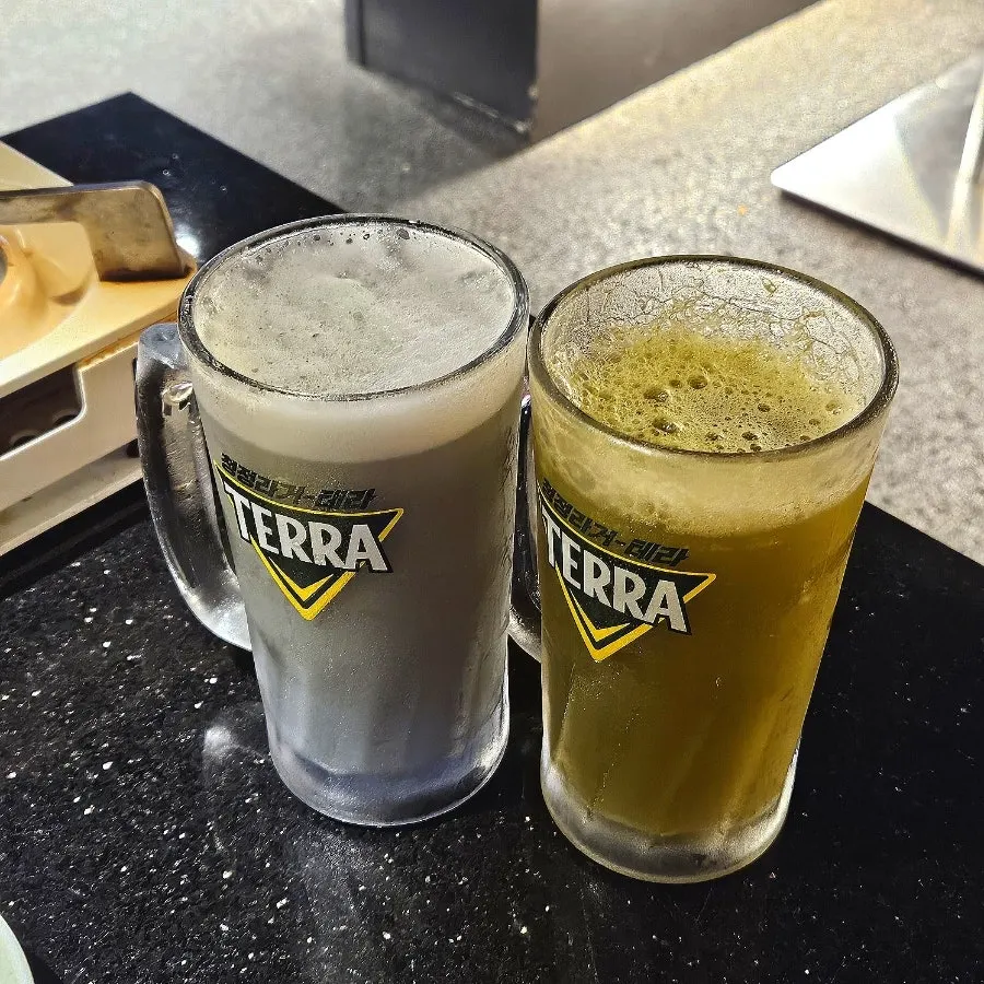 우베 생맥주와 말차 생맥주 두 잔