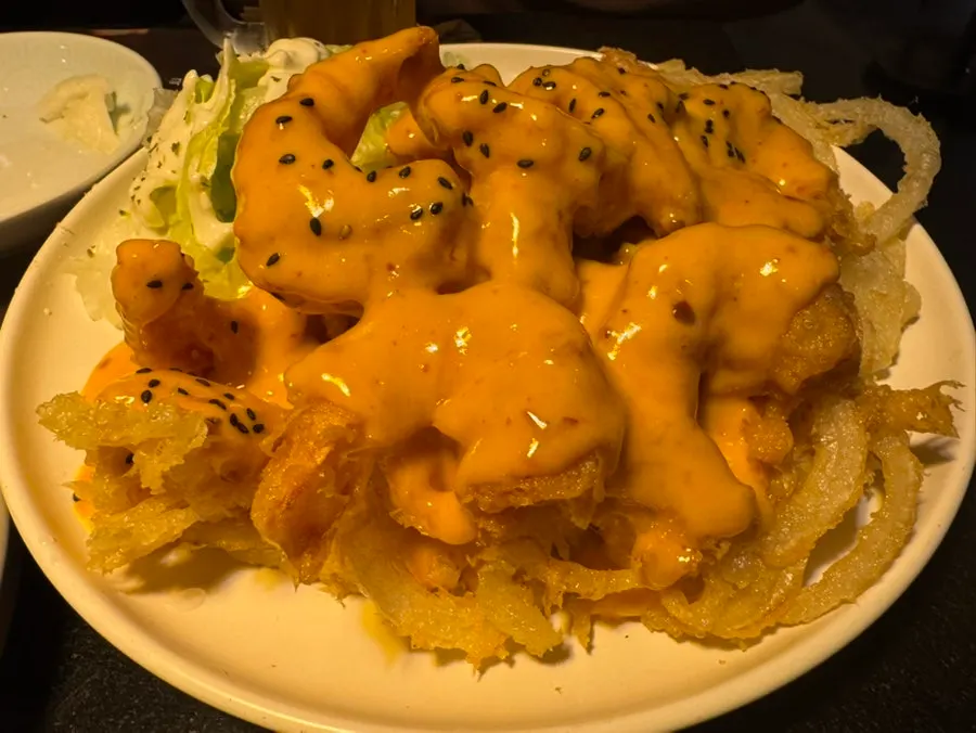 Large fried shrimp topped with mala cream sauce