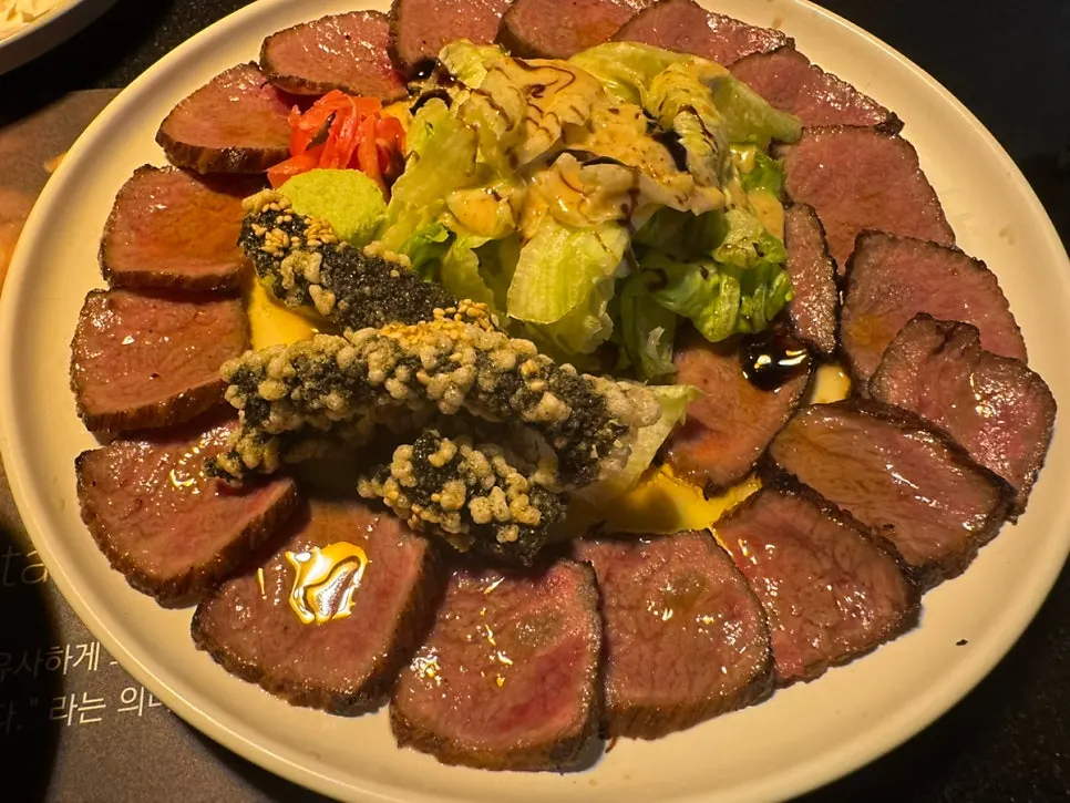 1++ hanwoo tadaki plated with crispy laver and ponzu sauce