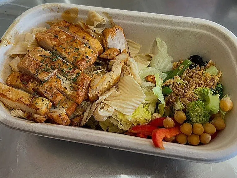 Chicken box with tofu noodles and chicken breast