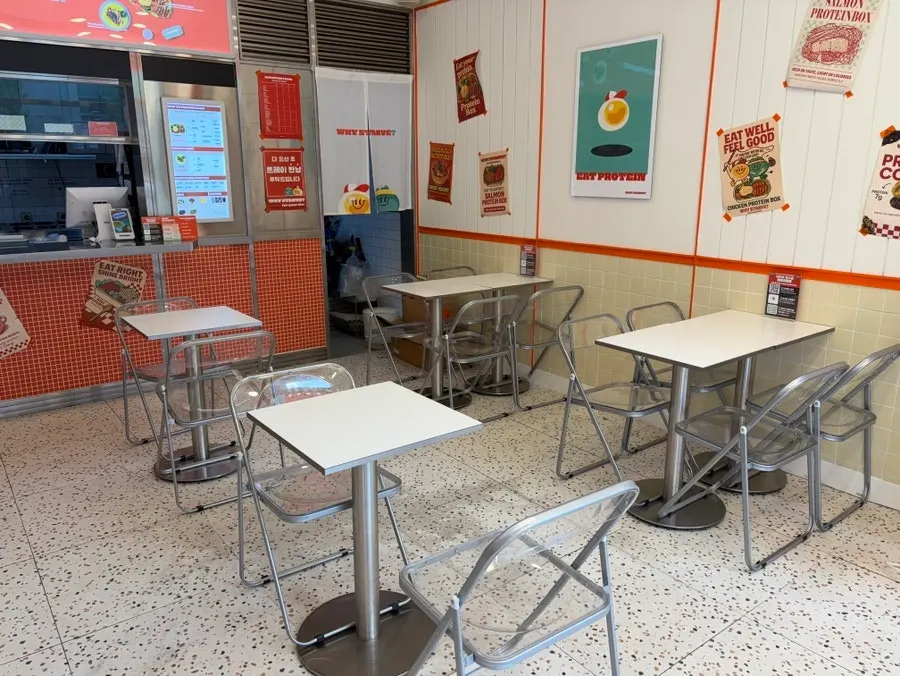 Casual atmosphere at Why Starve Diet