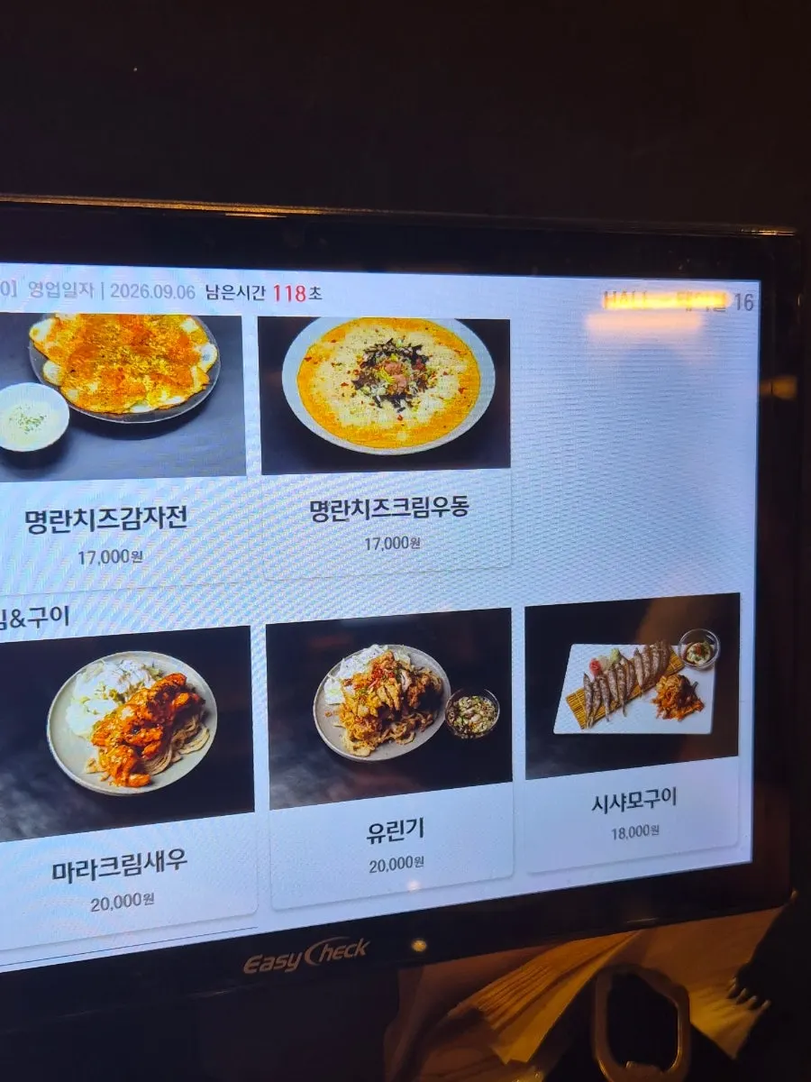テーブル間隔が広い店内の座席配置