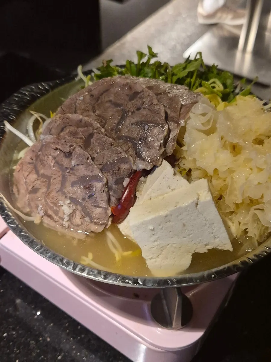 ユリンギと水肉チゲの卓上
