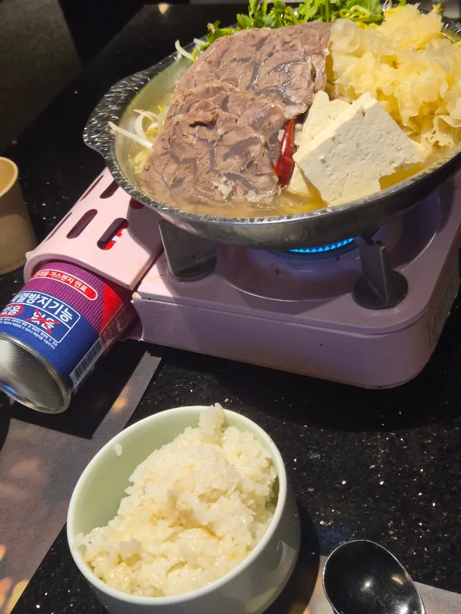 茹で豚肉とセリ、アルペチュが入った水肉チゲの鍋