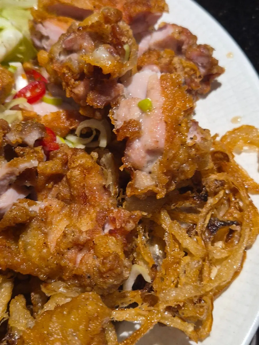 ユリンギと水肉チゲを一緒に食べるテーブル