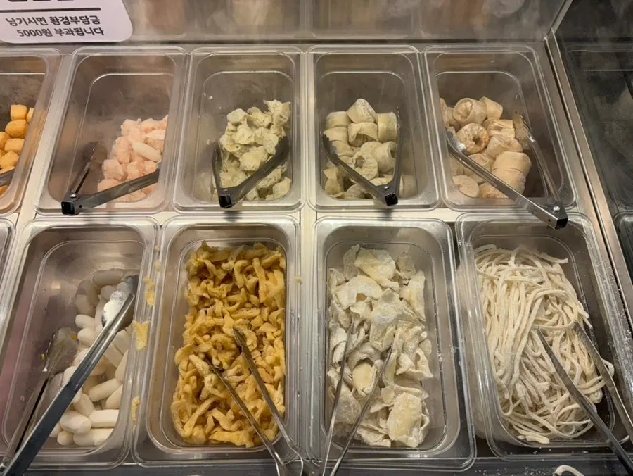 Display of mushrooms, rice cakes, and fish cakes