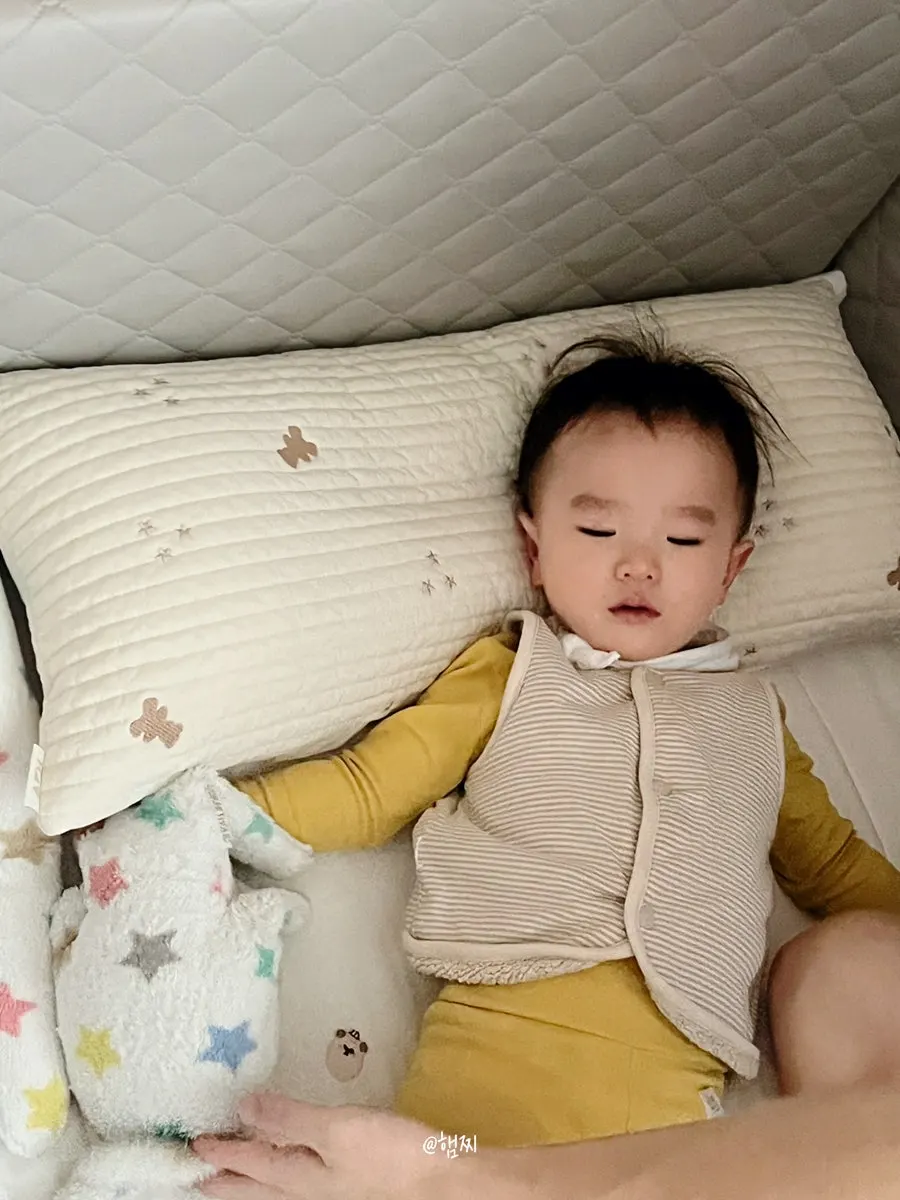 경추형 가운데 눌림 베개 모습
