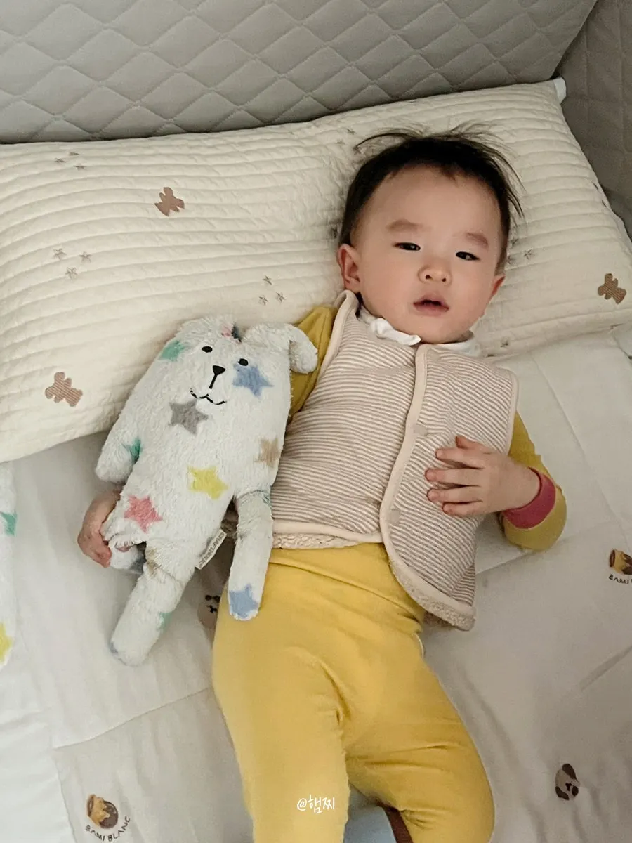 뒹굴뒹굴 사용하는 유아베개 모습
