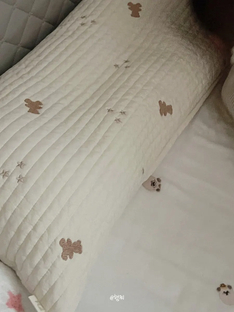옆으로 누운 아기와 와이드 베개