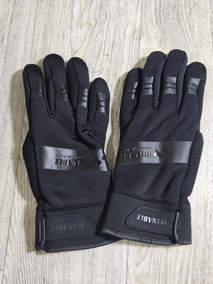 Overall design of the black ski gloves
