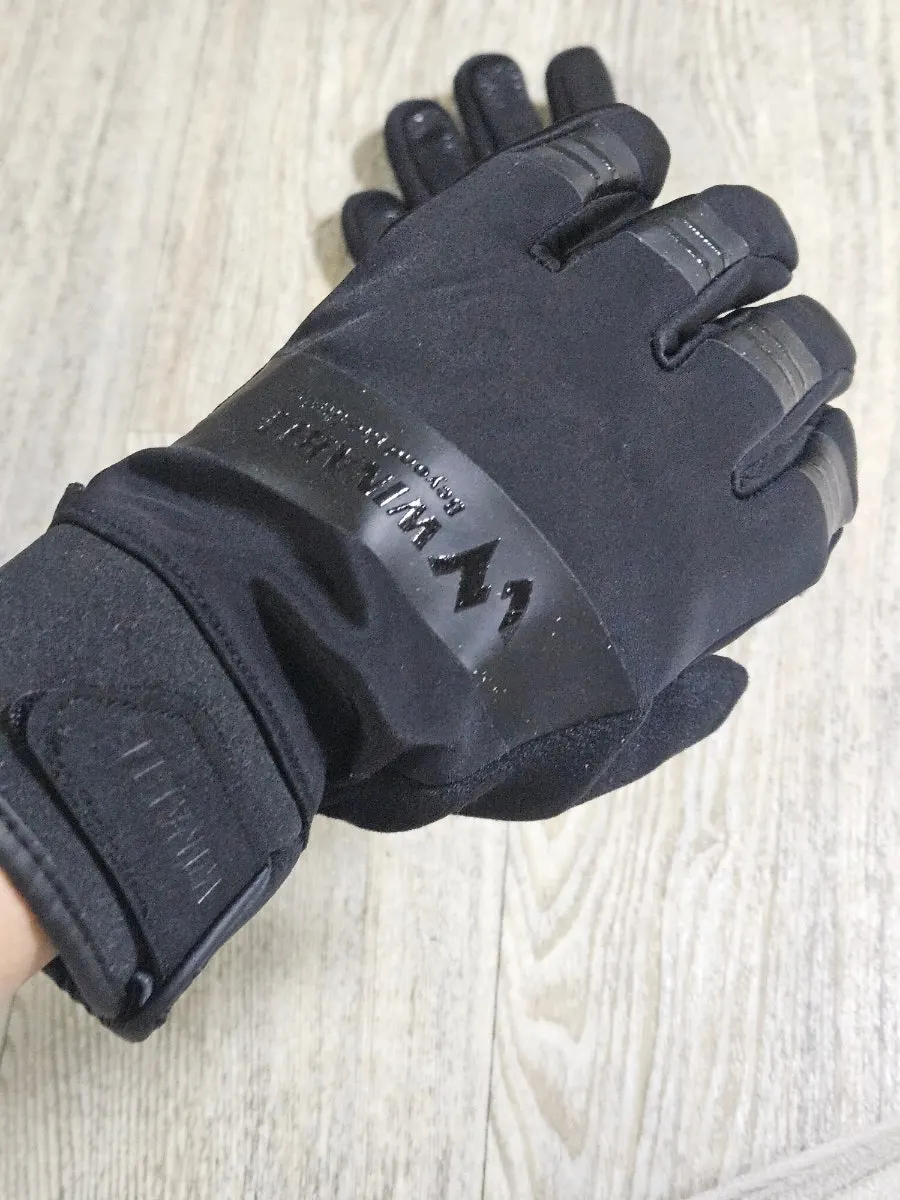 Black winter gloves with a neat silhouette