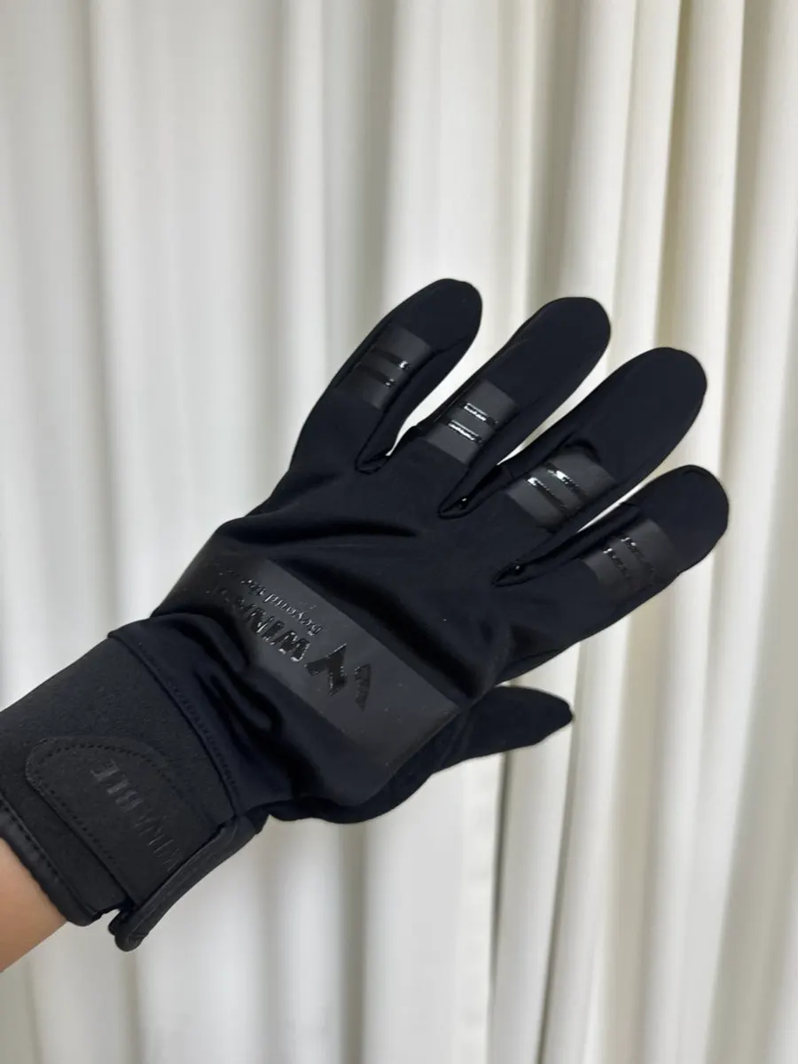 Wearing ski gloves and their features