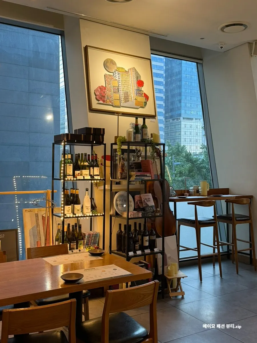 와인이 진열된 와인주막차차 매장 내부