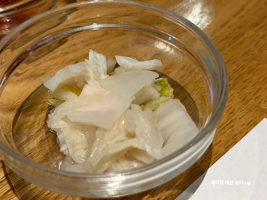 밑반찬으로 나온 백김치와 무말랭이 김치