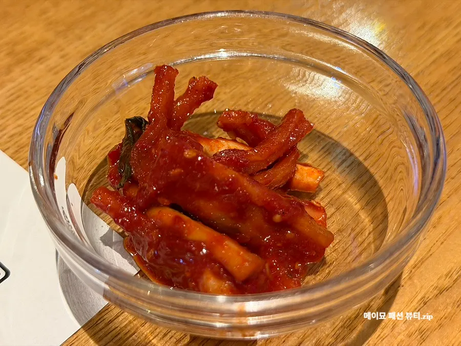 와인주막차차 밑반찬 접시 클로즈업