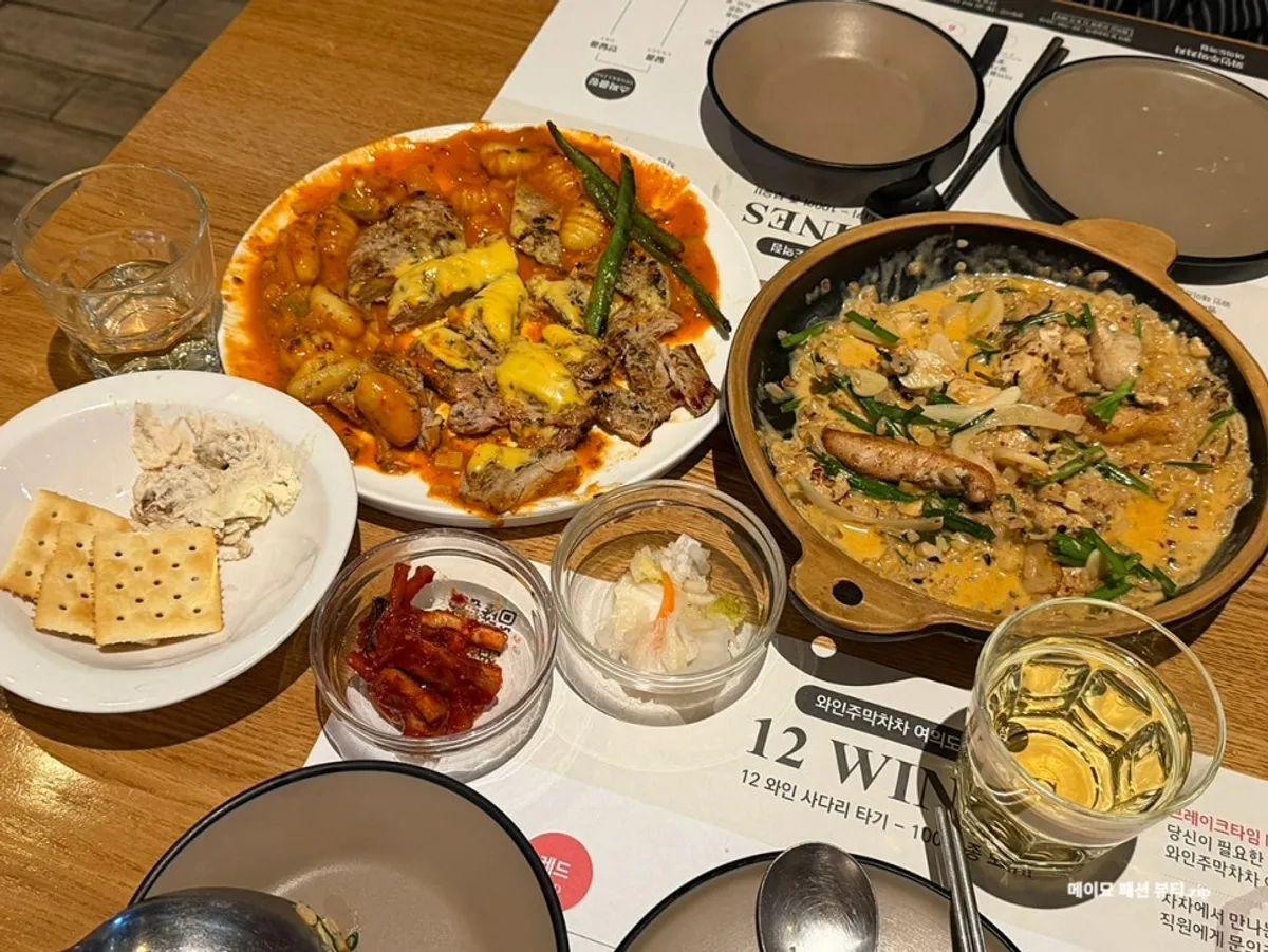 와인주막차차 여의도역점 테이블에 차려진 안주와 반찬