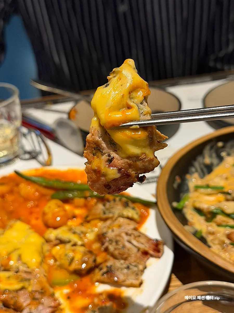 치즈가 뿌려진 감자 뇨끼