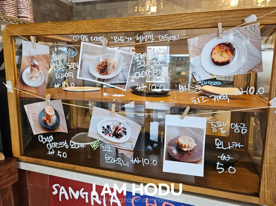 쇼케이스에 진열된 디저트
