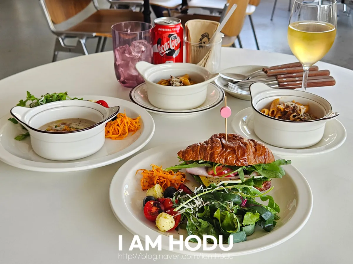 매장 중앙 테이블에 차려진 브런치 세트