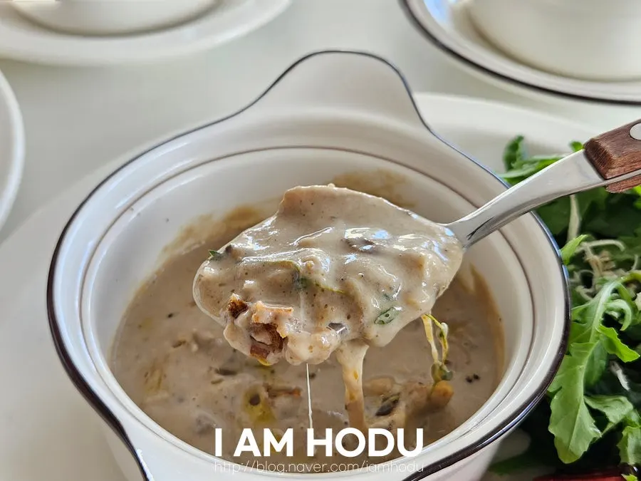 크로와상 샌드위치와 양송이 스프 조합