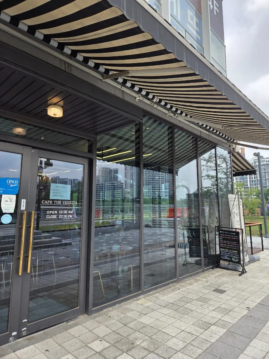 Café entrance on the lake side of the first floor