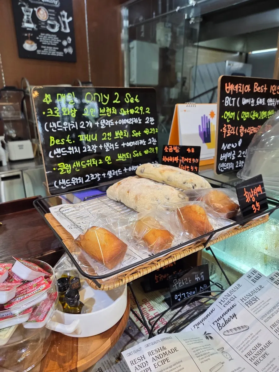 Dessert bread display case
