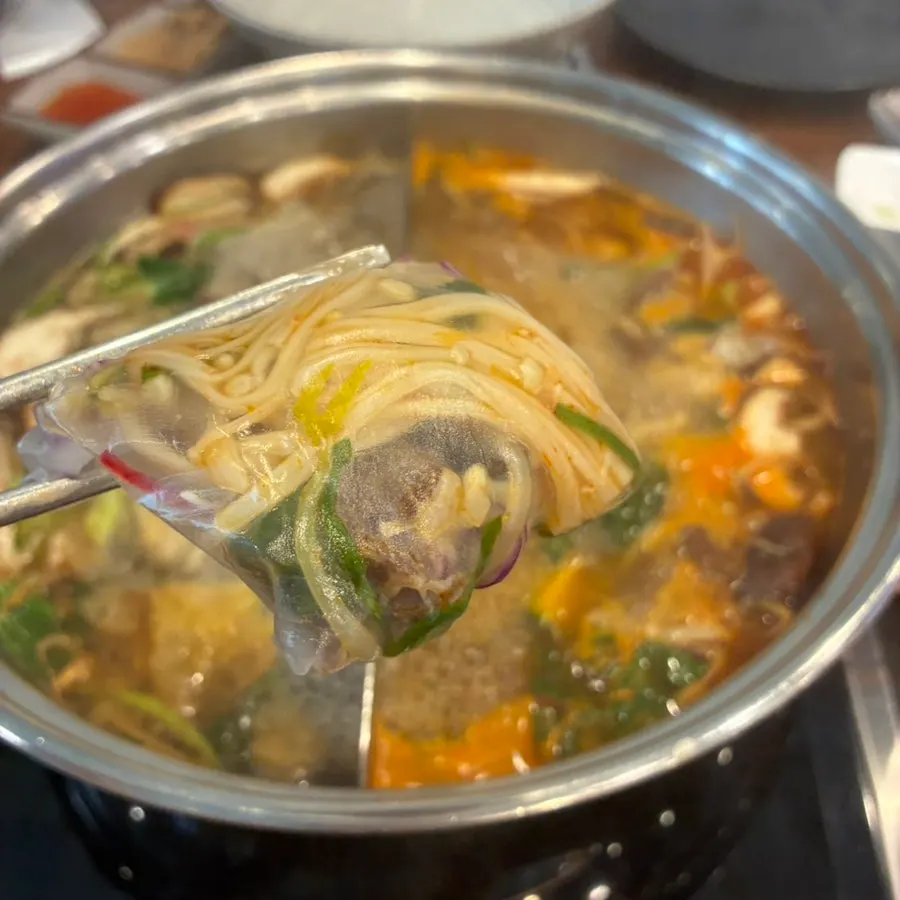 버섯과 고기를 담은 샤브샤브