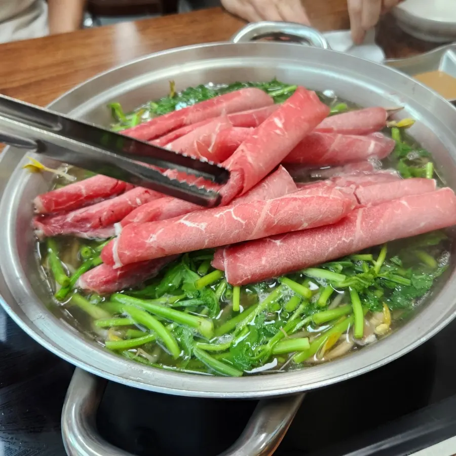 Signature dishes at Daonjeong Shabu Son Kalguksu