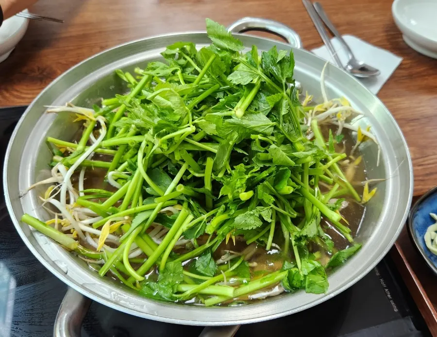 Barley rice mixed with seasoned vegetables