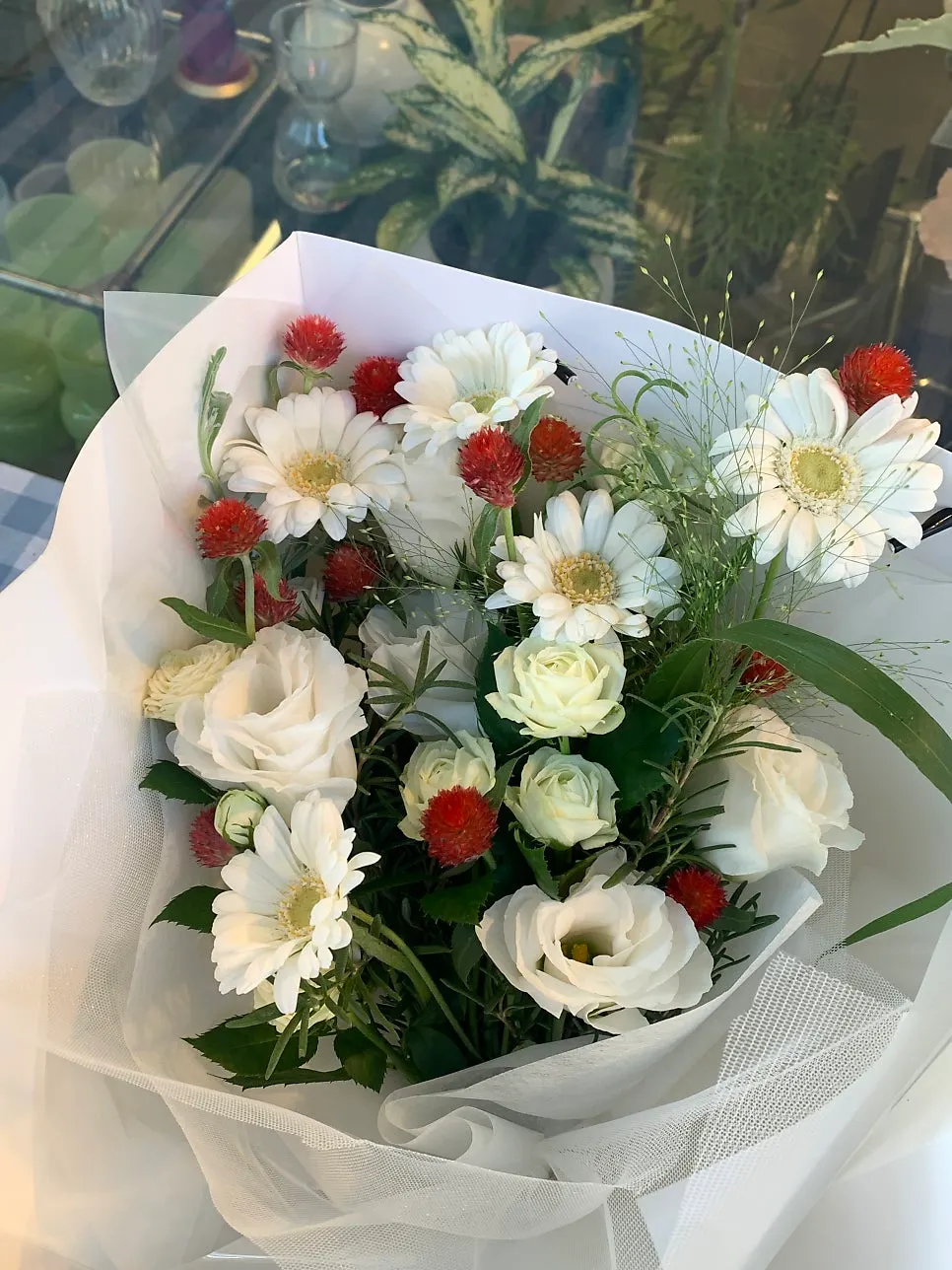 Congratulation bouquet handed over after reservation confirmation