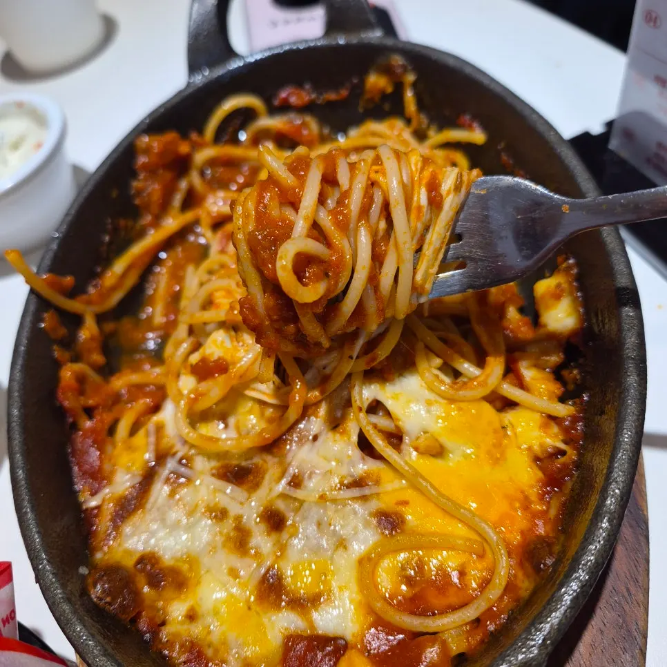 치즈가 녹아든 토마토 스파게티