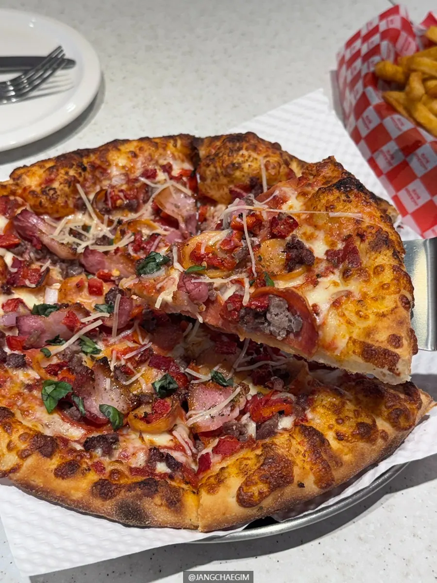 Close-up of the loaded Super Jackson pizza