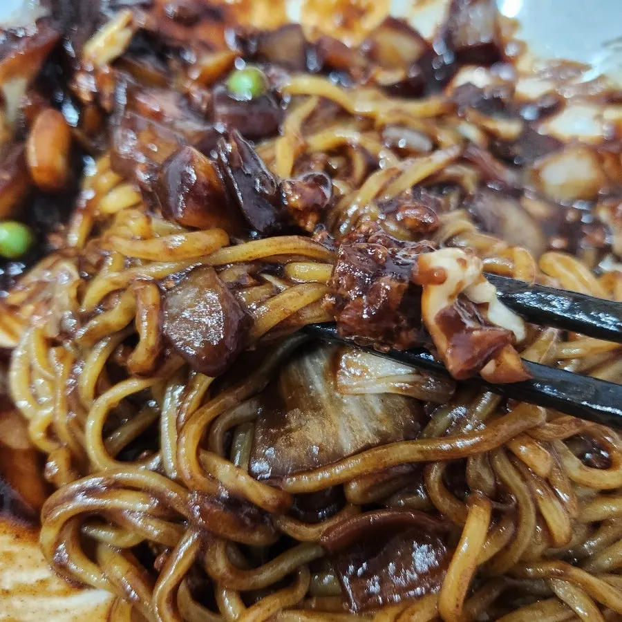 진한 춘장 소스 짜장면