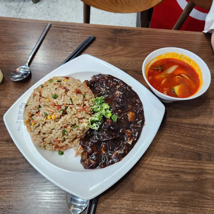 꾸덕한 소스를 비빈 짜장면