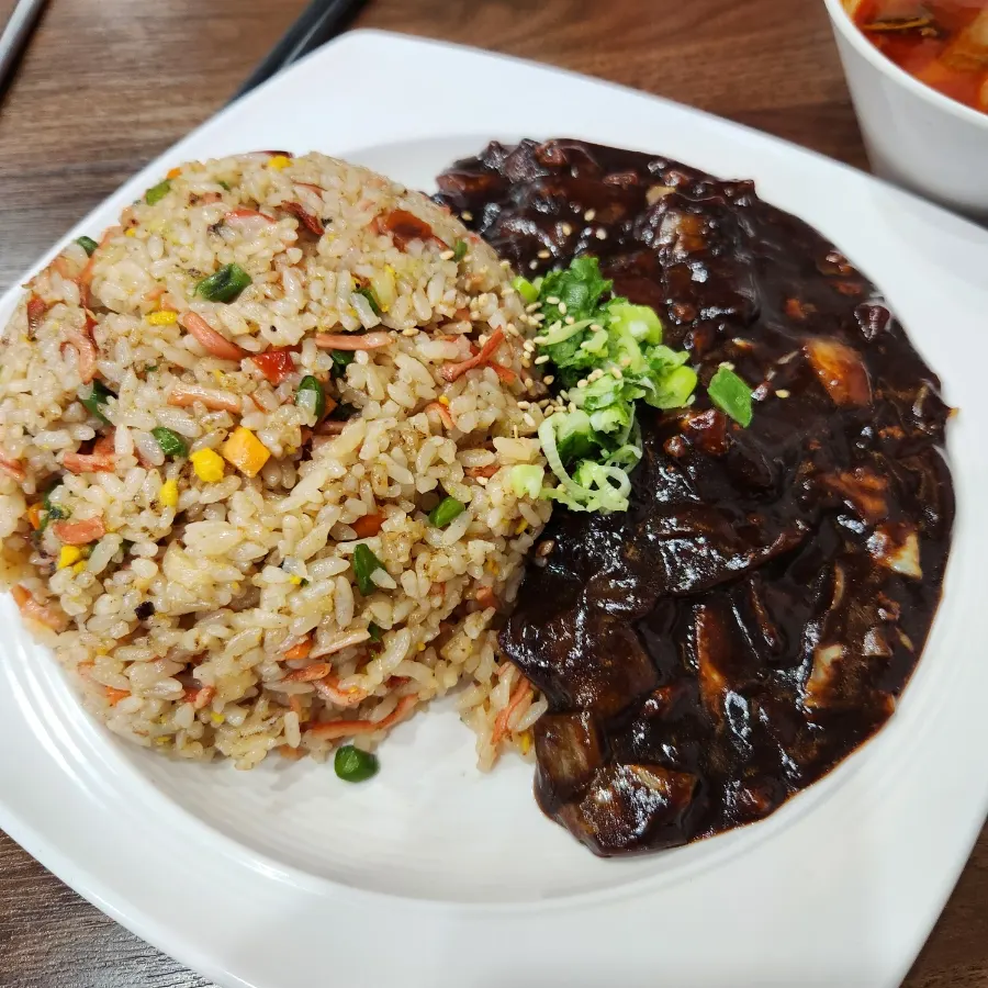 곱빼기 게살 볶음밥과 짬뽕국물