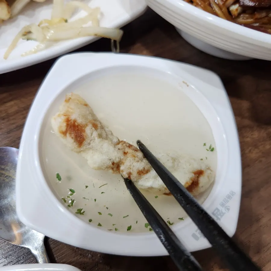 양파와 당근을 곁들인 탕수육