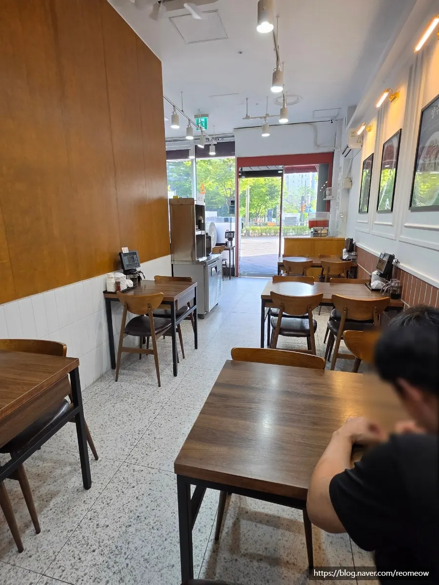 혼밥과 소규모 식사가 가능한 내부 좌석