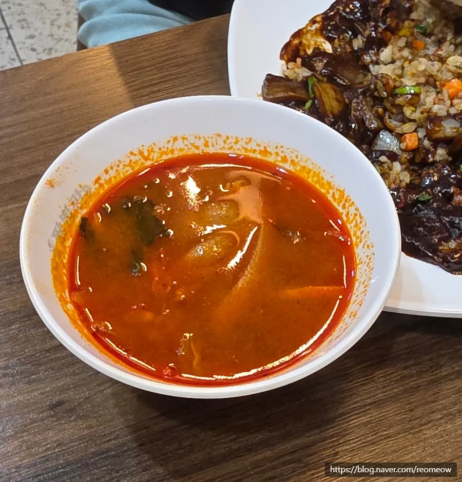 볶음밥과 함께 나온 짬뽕 국물