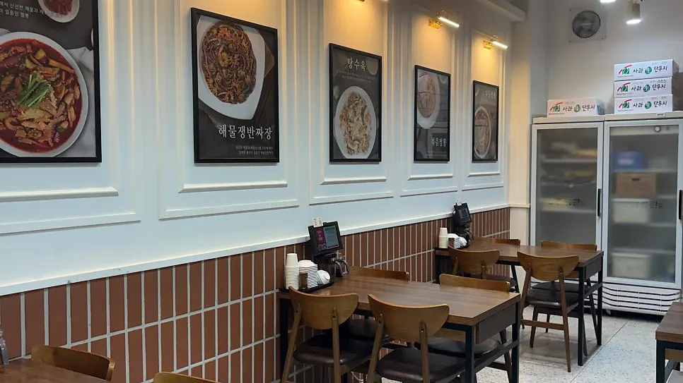View of the table seating at Jjampponggwan Wirye Branch
