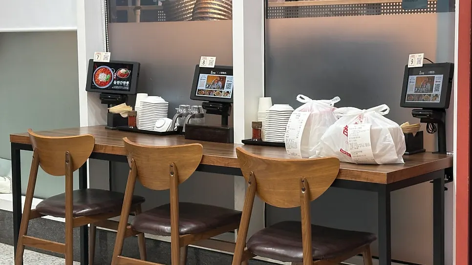 Solo-dining seat at Jjampponggwan Wirye Branch with blurred glass window