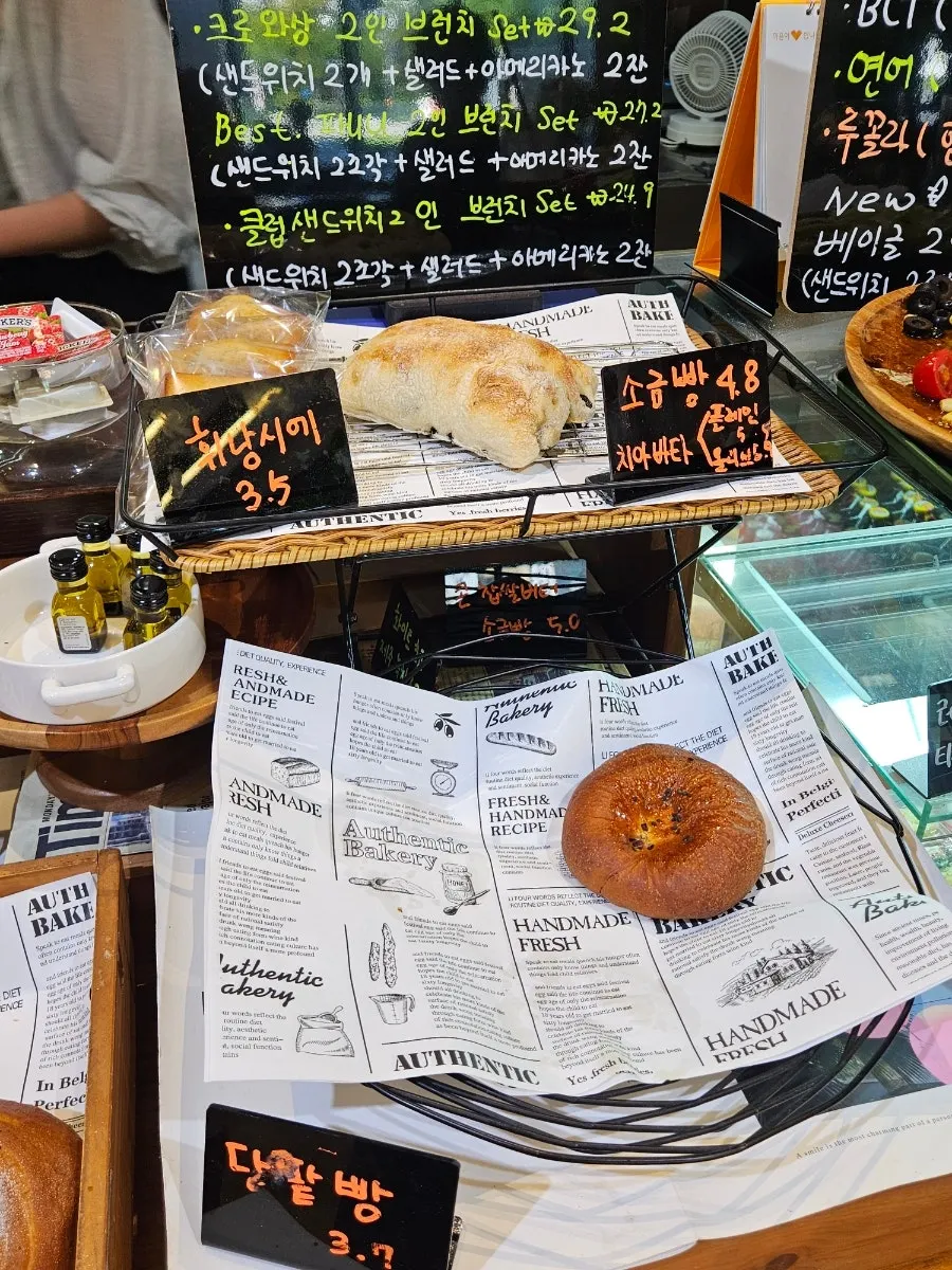 베이커리 진열대의 크로와상
