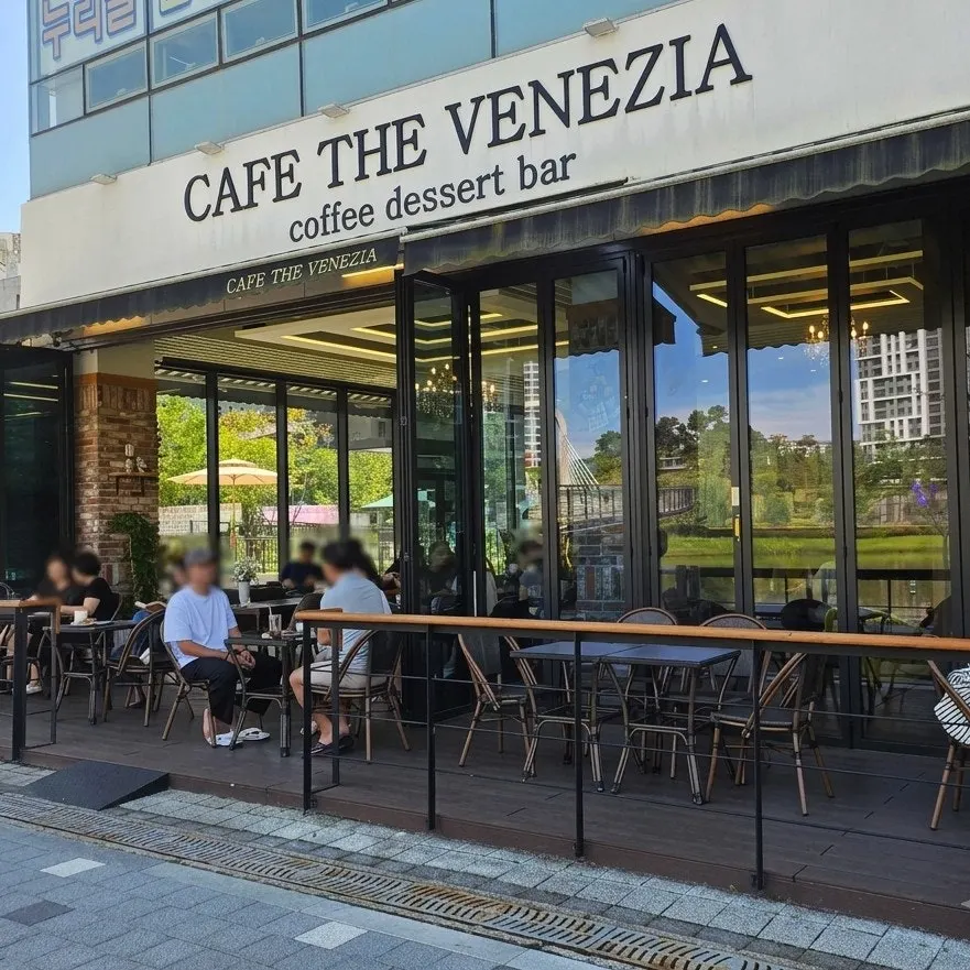 Scenery around the waterside park and café