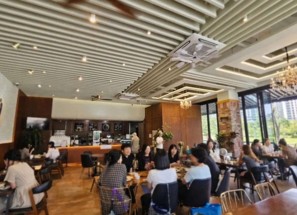 Café interior with a high ceiling