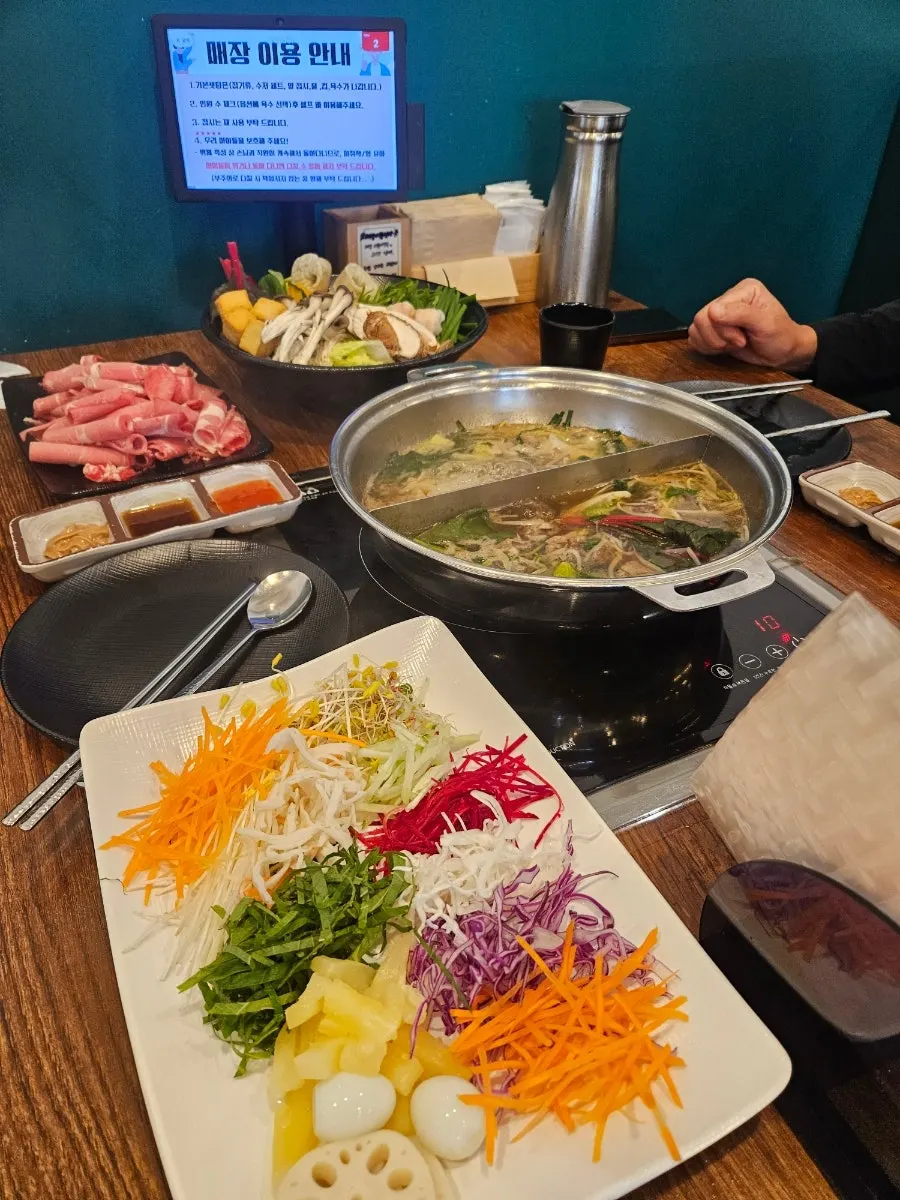 야채와 소고기를 담아 플레이팅한 그릇