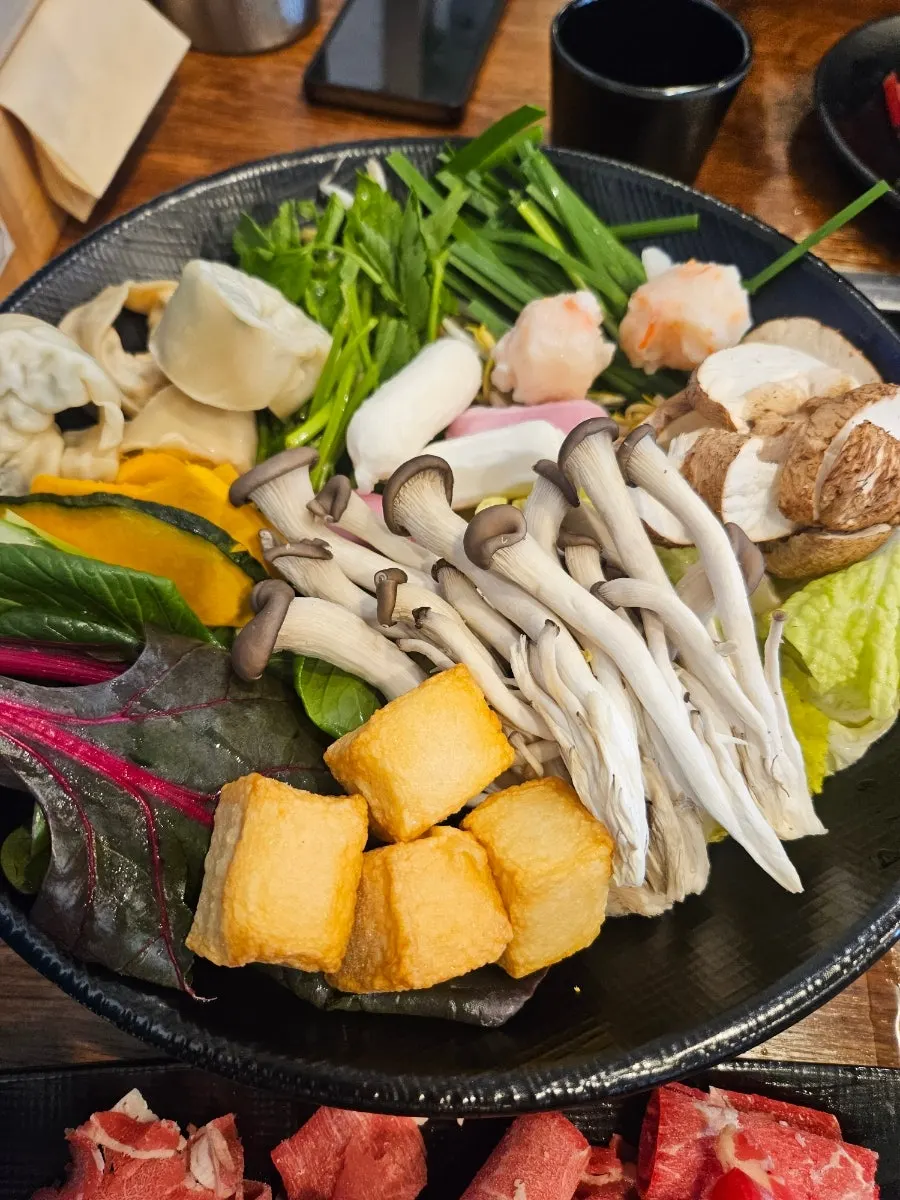 끓는 육수에 넣은 야채와 소고기