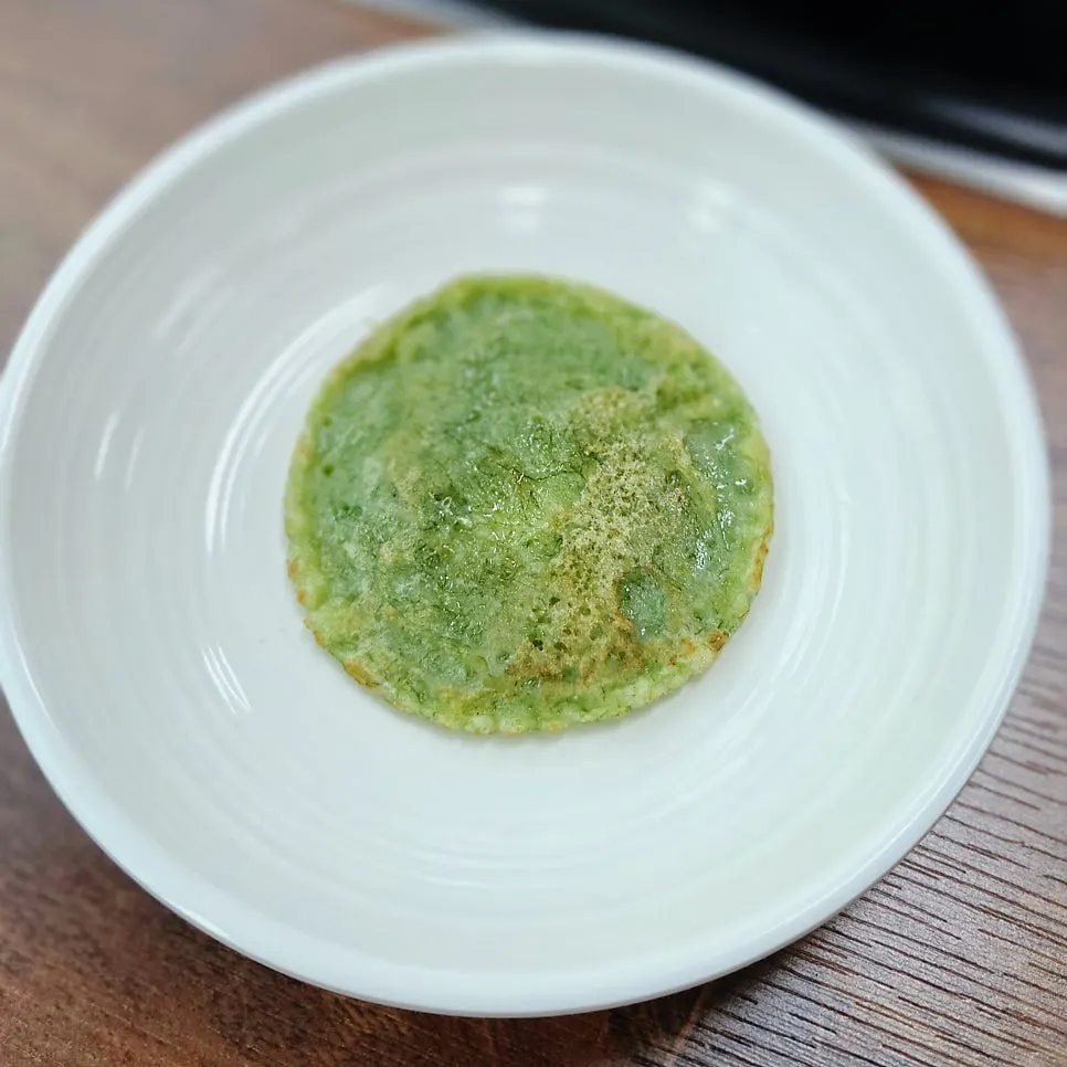 Seaweed salad wrapped with the maesaengi pancake